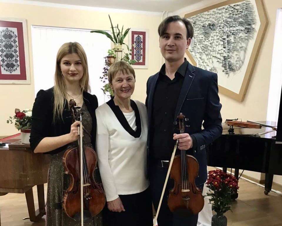 Магістрантка Марія Водяна, концертмейстер Надія Терещук та викладач Тарас Видиш